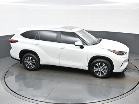 Used 2023 Toyota Highlander XLE AWD/4WD image 40