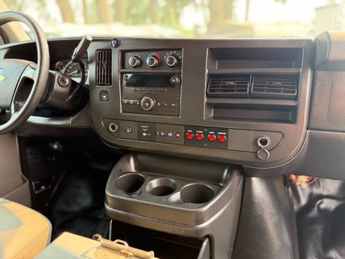 Used 2014 Chevrolet Express 2500 RWD image 18