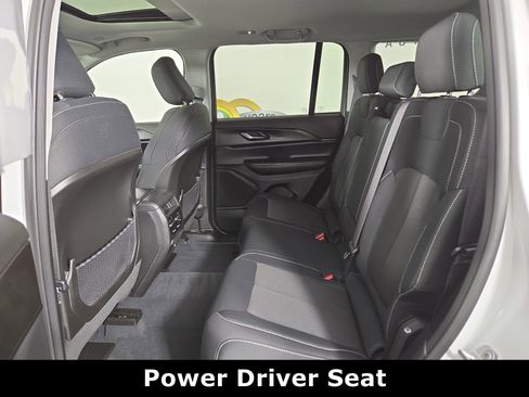 Used 2023 Jeep Grand Cherokee Laredo w/ Luxury Tech Group I image 12