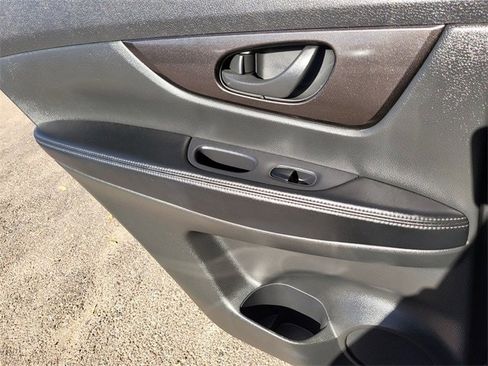 Used 2019 Nissan Rogue S image 18