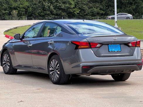 Used 2025 Nissan Altima 2.5 SV FWD image 12