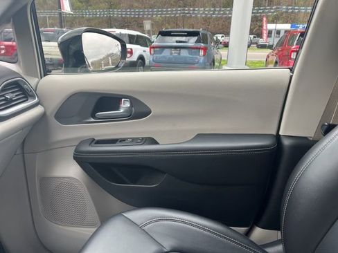 Used 2024 Chrysler Pacifica Touring-L image 36