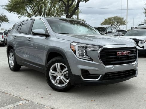 Used 2024 GMC Terrain SLE image 2