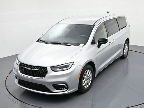 Used 2024 Chrysler Pacifica Touring-L FWD image 16