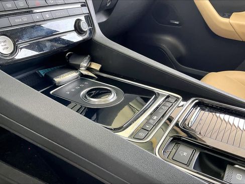 Used 2018 Jaguar F-PACE Premium image 17