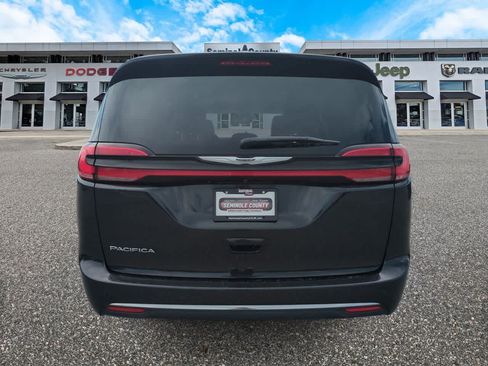 Used 2023 Chrysler Pacifica Touring-L FWD image 7