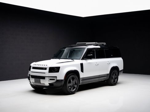 Used 2023 Land Rover Defender 130 SE image 4