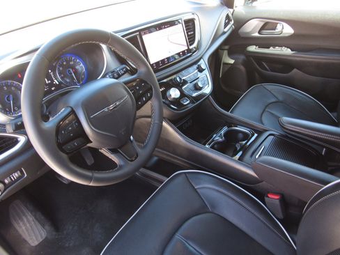 Used 2025 Chrysler Pacifica Limited image 18