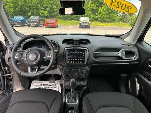 Used 2023 Jeep Renegade Latitude AWD/4WD image 11