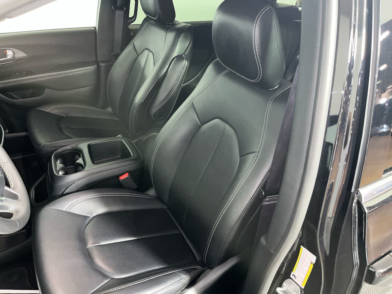 Used 2025 Chrysler Pacifica Select FWD image 15