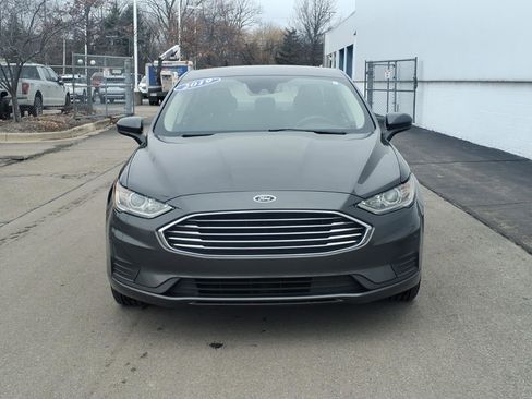 Used 2019 Ford Fusion SE image 2