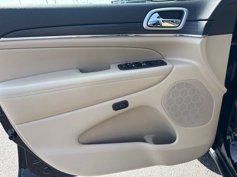 Used 2019 Jeep Grand Cherokee Limited AWD/4WD image 15