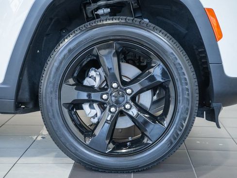 Used 2023 Jeep Grand Cherokee Altitude AWD/4WD image 15
