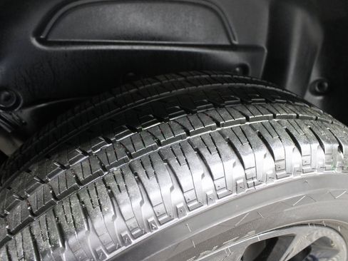 Used 2023 Jeep Wrangler Unlimited Sahara image 32