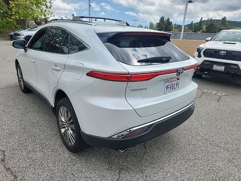 Used 2023 Toyota Venza XLE image 3