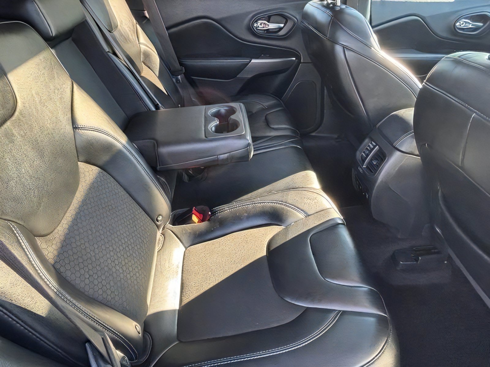 Used 2019 Jeep Cherokee Latitude Plus w/ Comfort/Convenience Group FWD image 30