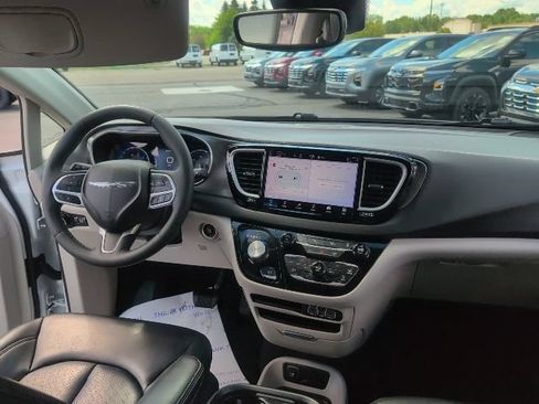 Used 2023 Chrysler Pacifica Touring-L FWD image 43