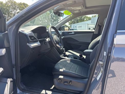 Used 2023 Volkswagen Taos SE w/ Panoramic Sunroof Package FWD image 5