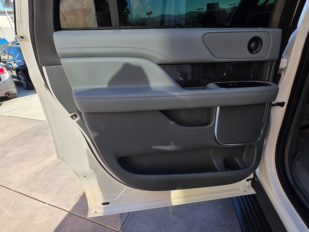 Used 2018 Lincoln Navigator L Select w/ Technology Package RWD image 30