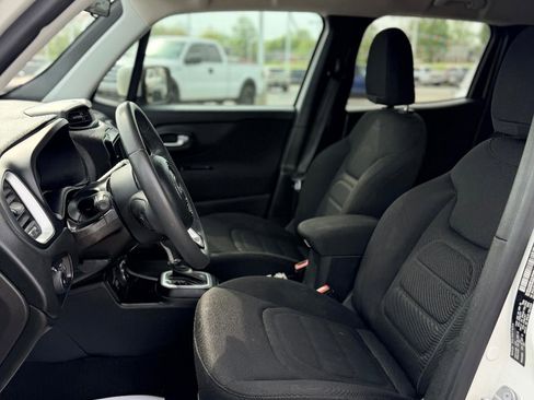 Used 2018 Jeep Renegade Latitude AWD/4WD image 10