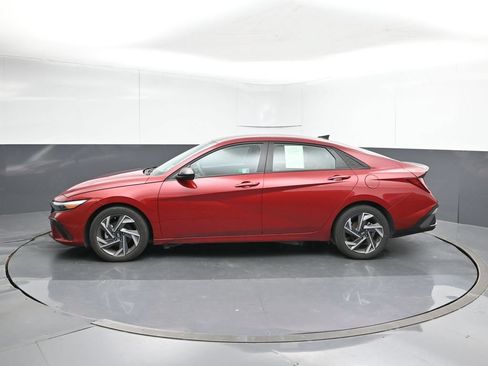 Used 2025 Hyundai Elantra Sport FWD image 2