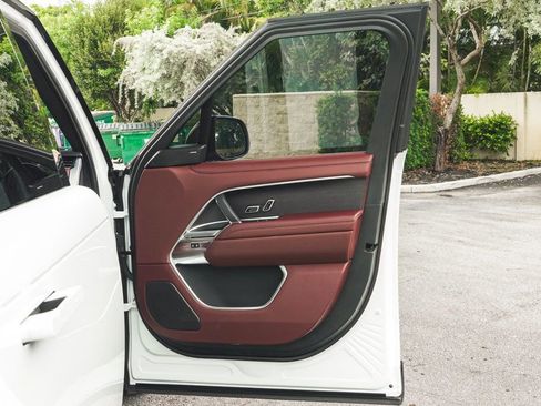 Used 2025 Land Rover Range Rover SE image 33