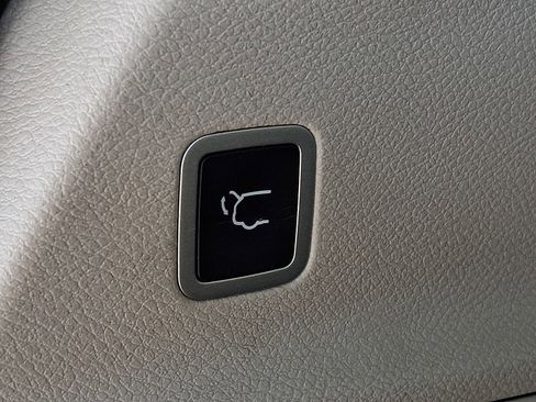 Used 2022 Chrysler Voyager LX image 29