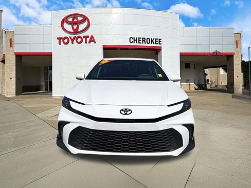 Used 2025 Toyota Camry SE FWD image 2