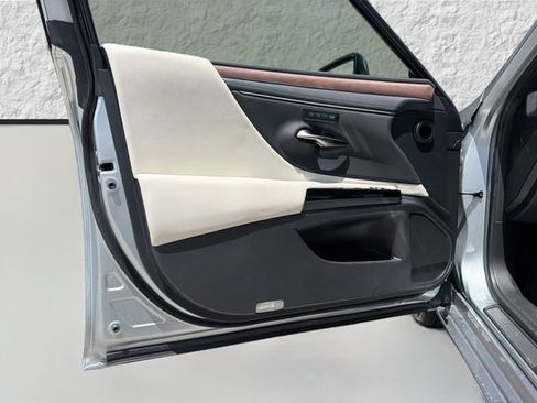 Used 2025 Lexus ES 300h w/ Premium Package FWD image 21