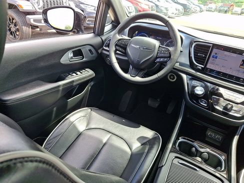 Used 2025 Chrysler Pacifica Limited FWD image 15