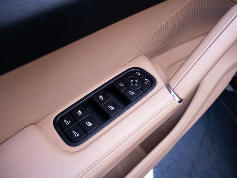 Used 2023 Porsche Cayenne Platinum Edition AWD/4WD image 27