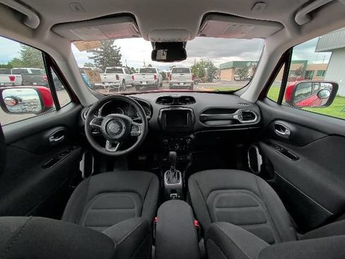 Used 2018 Jeep Renegade Latitude w/ Popular Equipment Group AWD/4WD image 6