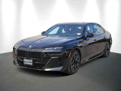 Used 2025 BMW i7 eDrive50 w/ M Sport Package image 3