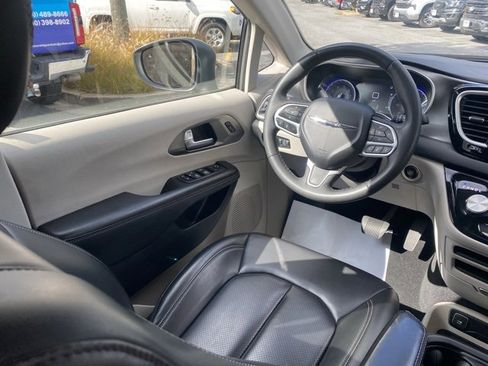Used 2023 Chrysler Pacifica Touring-L image 35