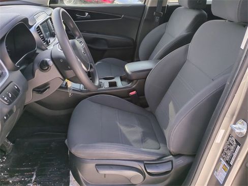 Used 2019 Kia Sorento LX image 18