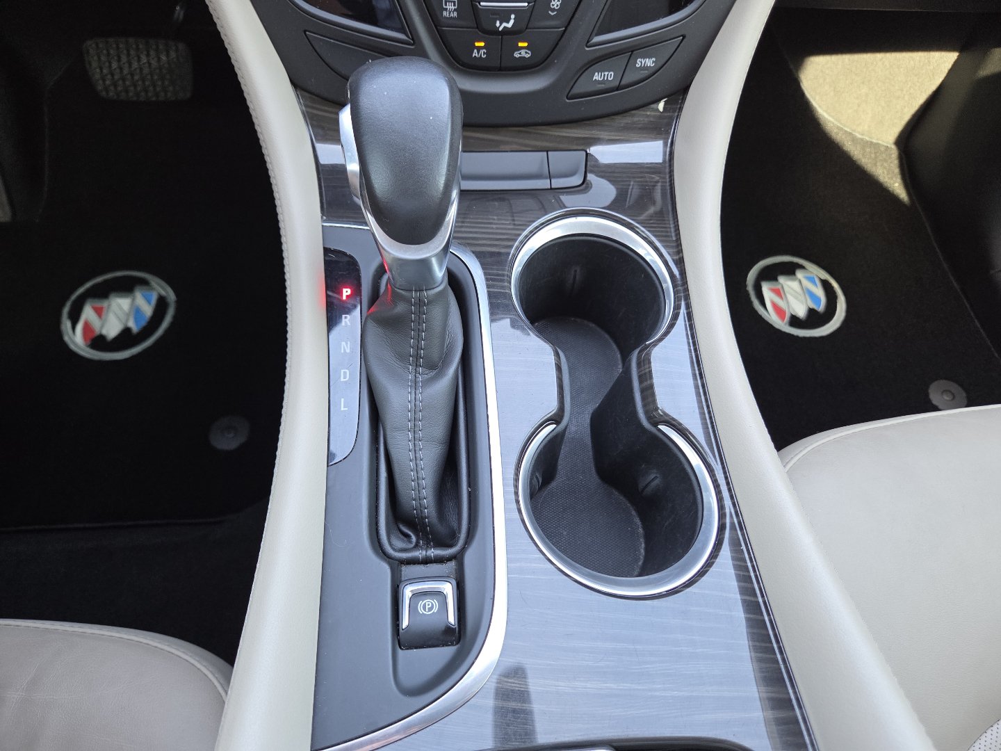 Used 2019 Buick Envision Essence FWD image 34