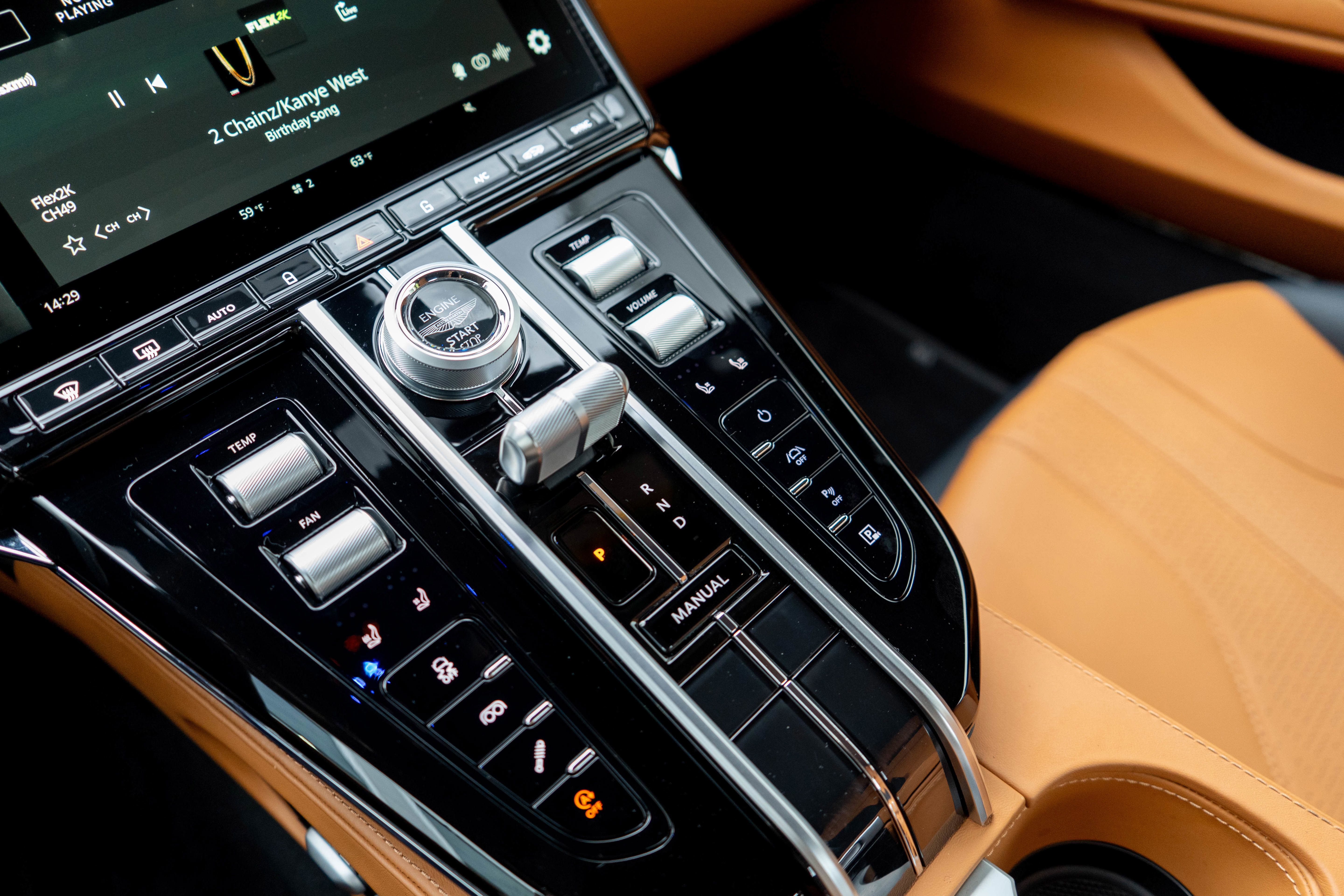 Used 2025 Aston Martin V8 Vantage Coupe RWD image 19
