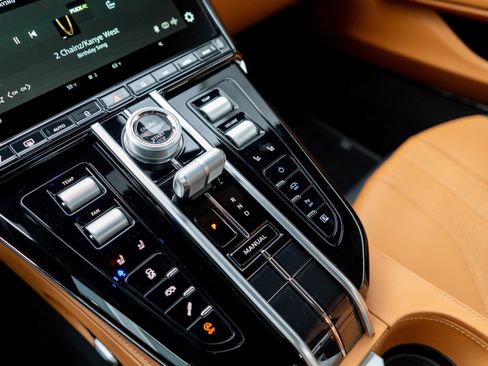 Used 2025 Aston Martin V8 Vantage Coupe image 19