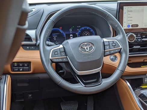 Used 2023 Toyota Highlander Platinum image 14