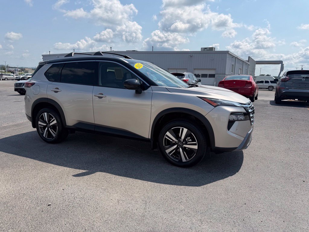 Used 2025 Nissan Rogue SL FWD image 2