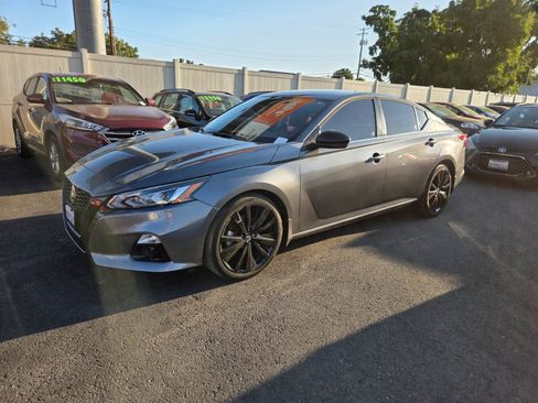 Used 2022 Nissan Altima 2.5 SR w/ Midnight Edition Package FWD image 1