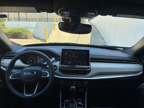 Used 2025 Jeep Compass Limited image 34