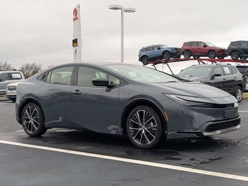 Used 2025 Toyota Prius XLE image 2