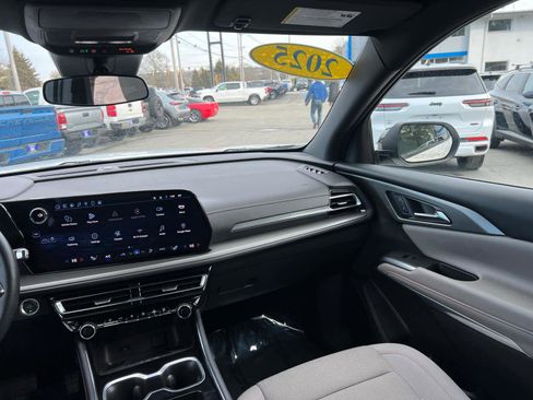 Certified 2025 Chevrolet Traverse LT image 36