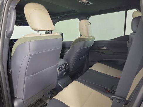 Used 2025 Lexus GX 550 image 9