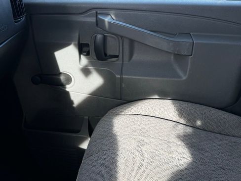 Used 2016 Chevrolet Express 3500 RWD image 16