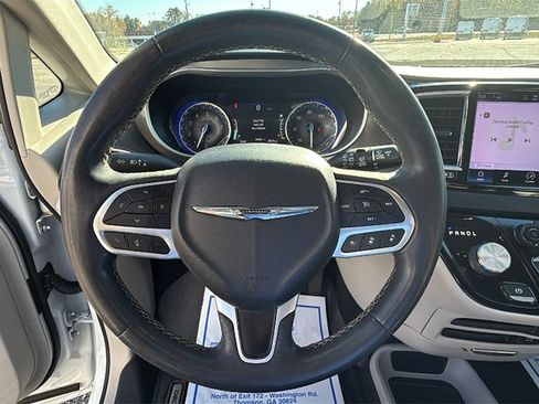 Used 2022 Chrysler Pacifica Touring-L image 21