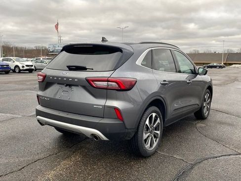 Used 2023 Ford Escape Platinum image 3