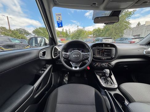 Used 2025 Kia Soul LX w/ LX Technology Package FWD image 32