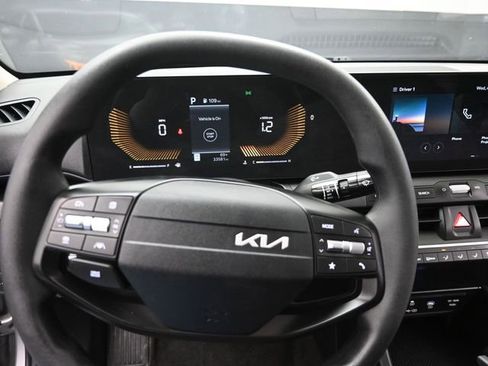 Used 2025 Kia K4 LXS image 11